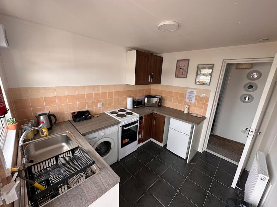 Semi-Detached Chalet - Uddingston, Glasgow Bagian luar foto