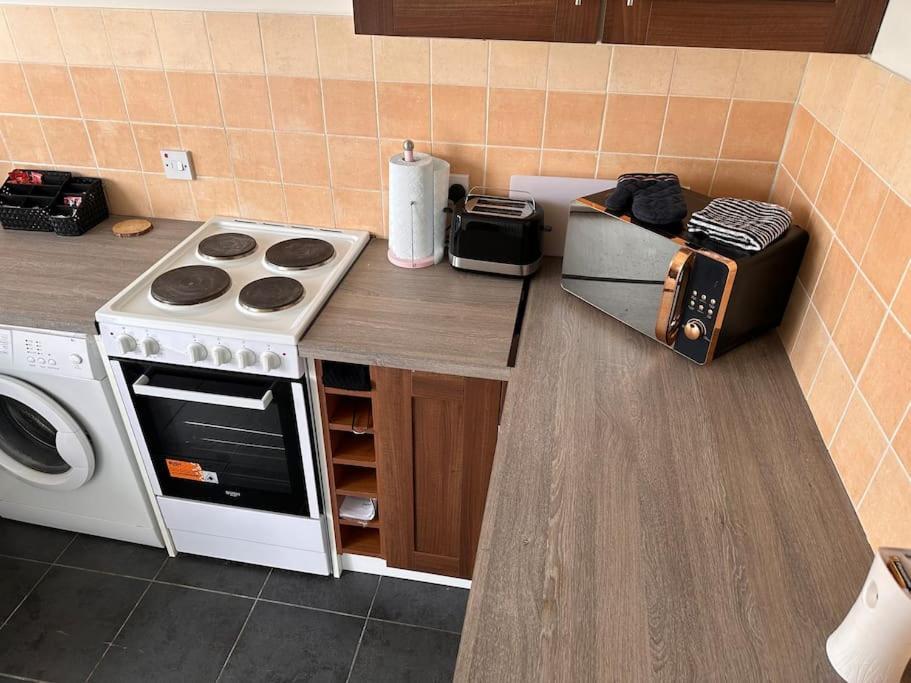 Semi-Detached Chalet - Uddingston, Glasgow Bagian luar foto