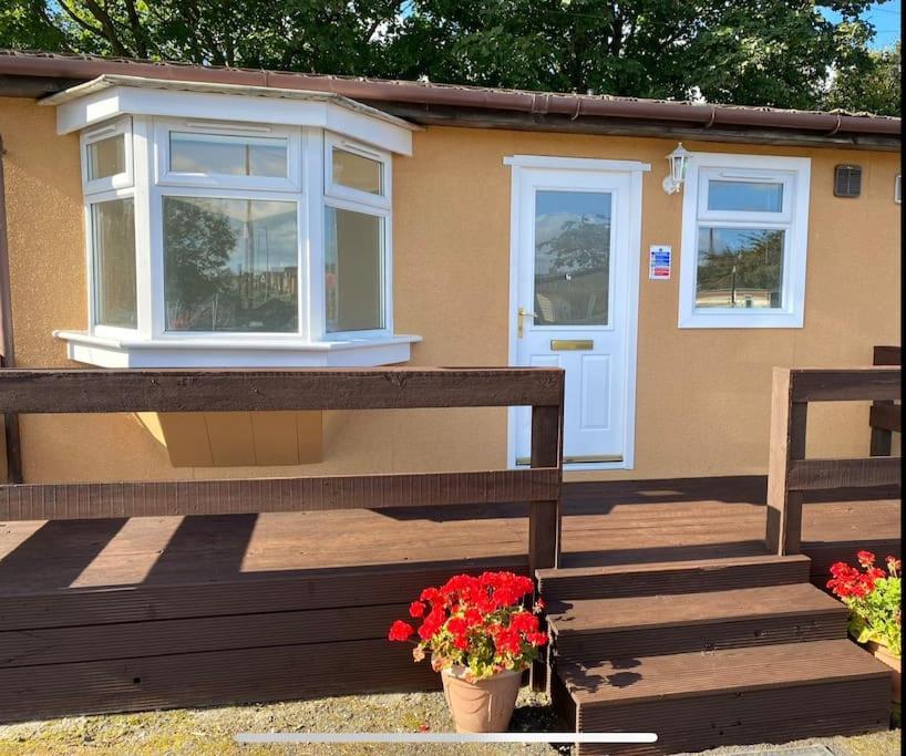 Semi-Detached Chalet - Uddingston, Glasgow Bagian luar foto