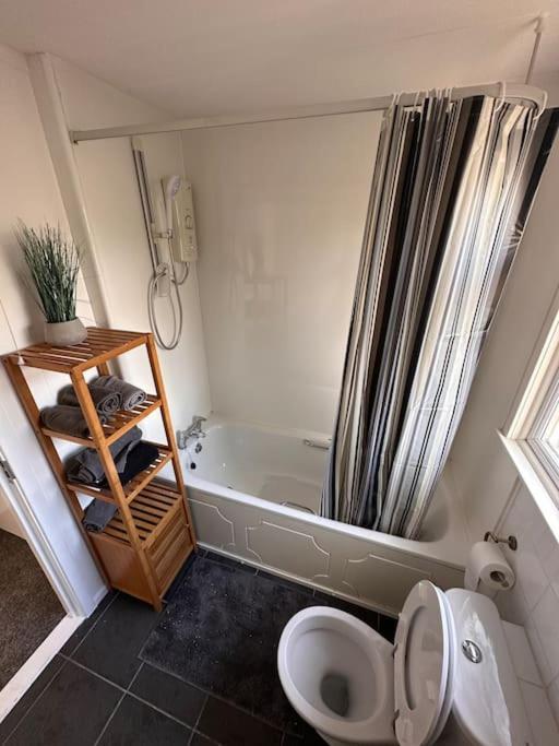 Semi-Detached Chalet - Uddingston, Glasgow Bagian luar foto