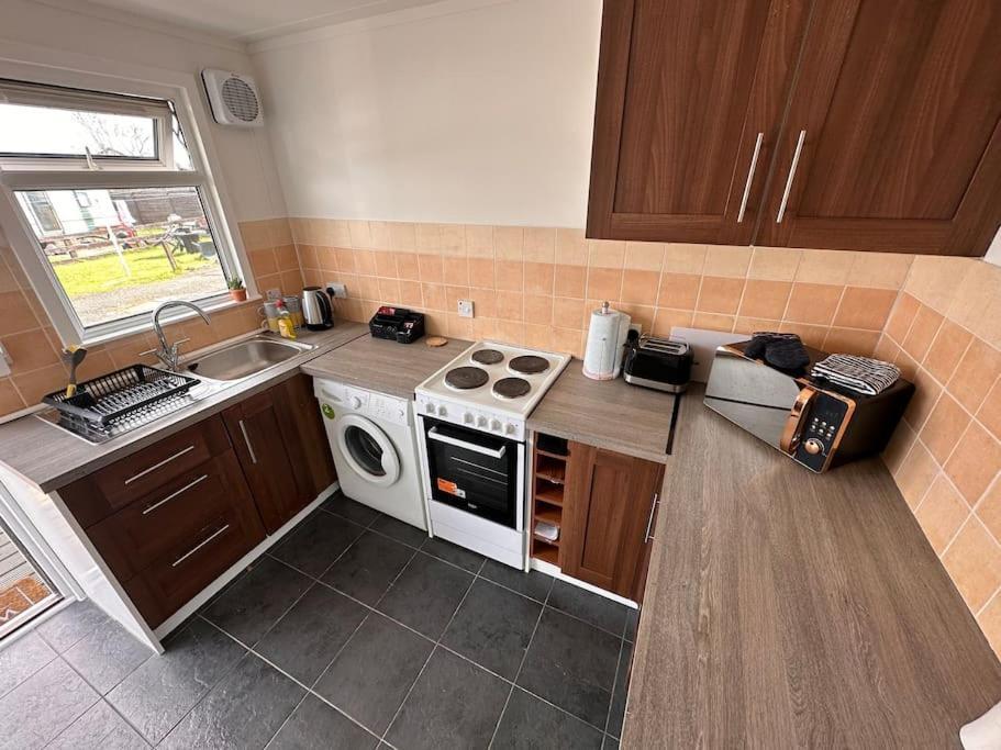 Semi-Detached Chalet - Uddingston, Glasgow Bagian luar foto